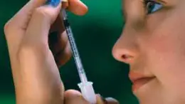 teenager-injecting-insulin